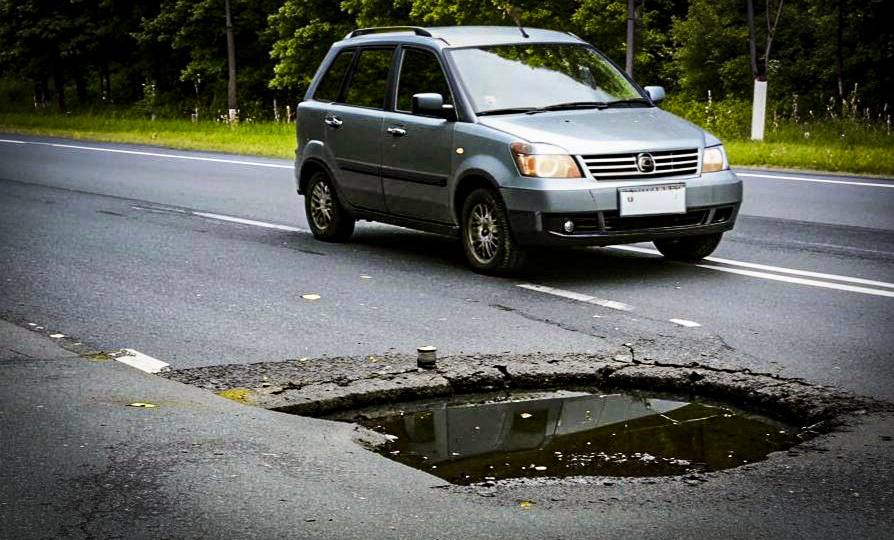 Верховный суд разъяснил, будет ли грозить водителю лишение прав за объезд выбоины по "встречке"