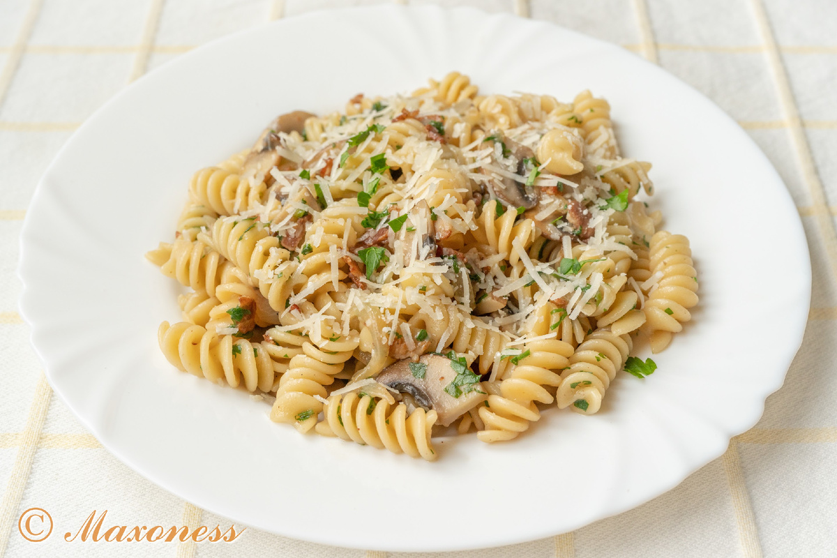 Фузилли с беконом, луком и грибами