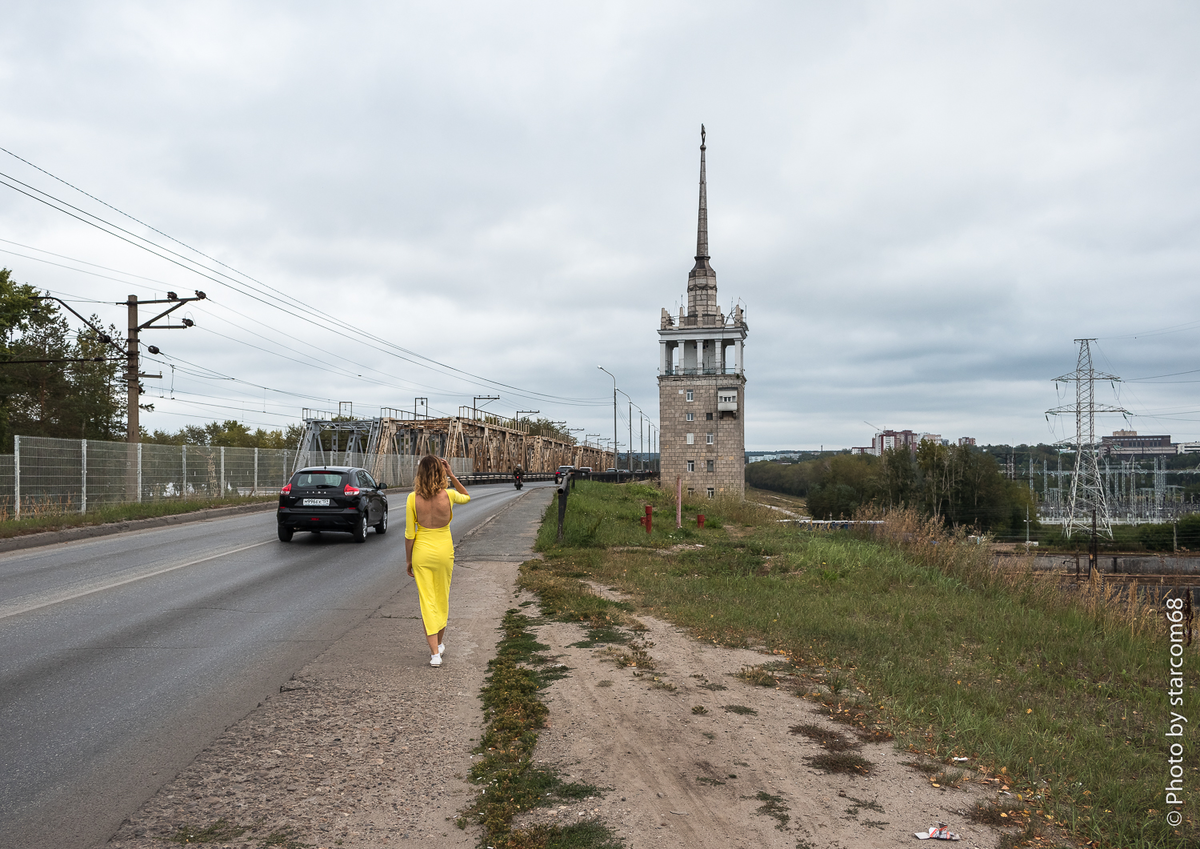 На плотине КамГЭС была замечена не по погоде одетая девушка в желтом