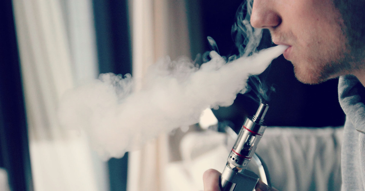 Густой пар при курении жидкостных электронных сигарет