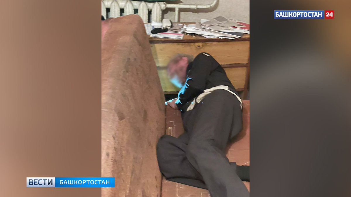    Неудачно сел: спасатели помогли застрявшему в диване уфимцу