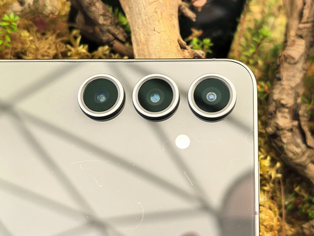    Расположение трех тыльных камер Galaxy S24 FE идентично Galaxy S24+. / Фото: Дмитрий Бевза/РГ