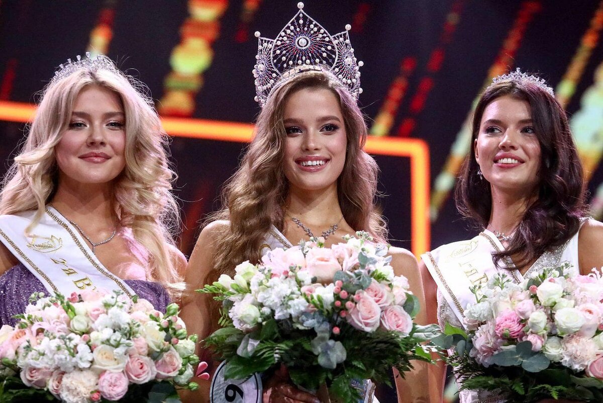    Победительница "Мисс Россия"-2024 Валентина Голубева и её конкурентки Артур Новосильцев / Агентство "Москва"