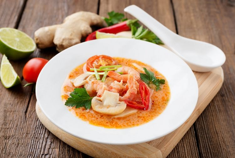 Суп Том Ям с лемонграссом, кафрским лаймом, чили, креветками и грибами