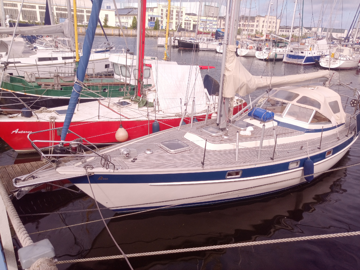 Hallberg Rassy 352 (1981) в порту Wismar.