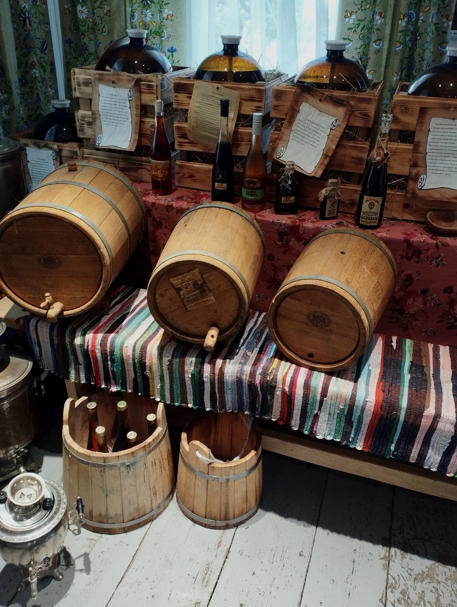 Музейные экспонаты, включая бутылки на продажу.