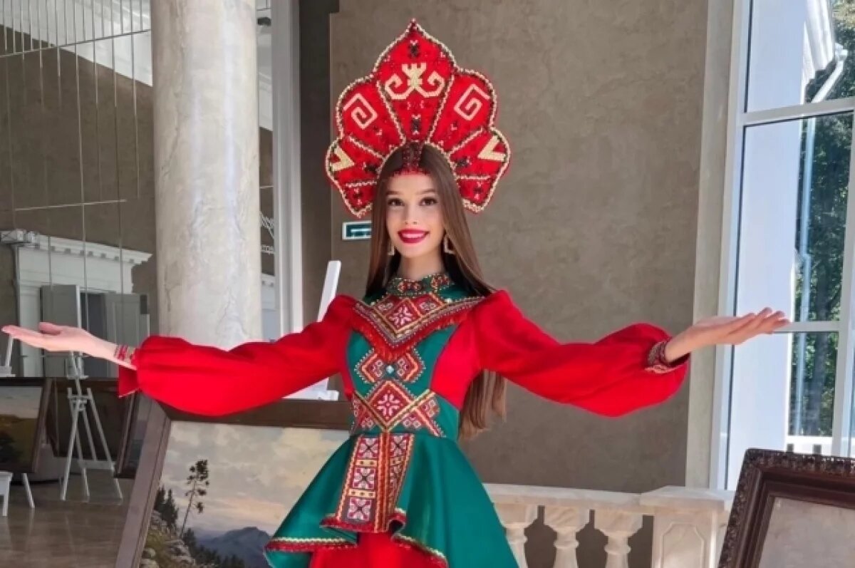    Победительница в национальном костюме.
