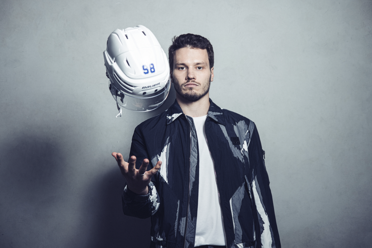     "Драка на льду иногда оказывает бодрящий эффект": хоккеист Михаил Сергачев о детстве, мечтах и новых традициях в хоккее