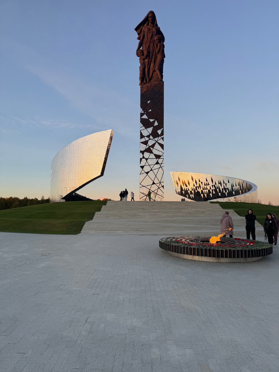 Вот такой вид открывается с парковки мемориального комплекса