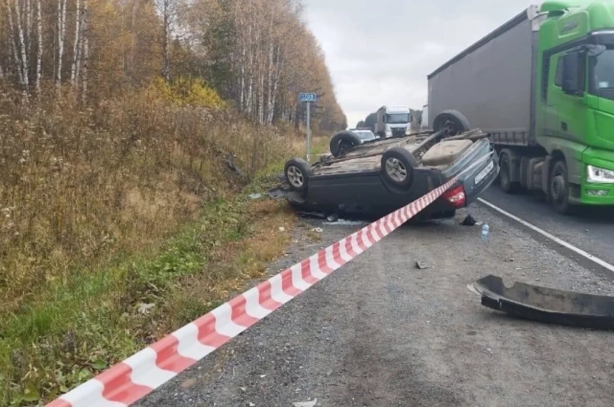    На трассе М-5 в Челябинской области «Лада» съехала с дороги и перевернулась
