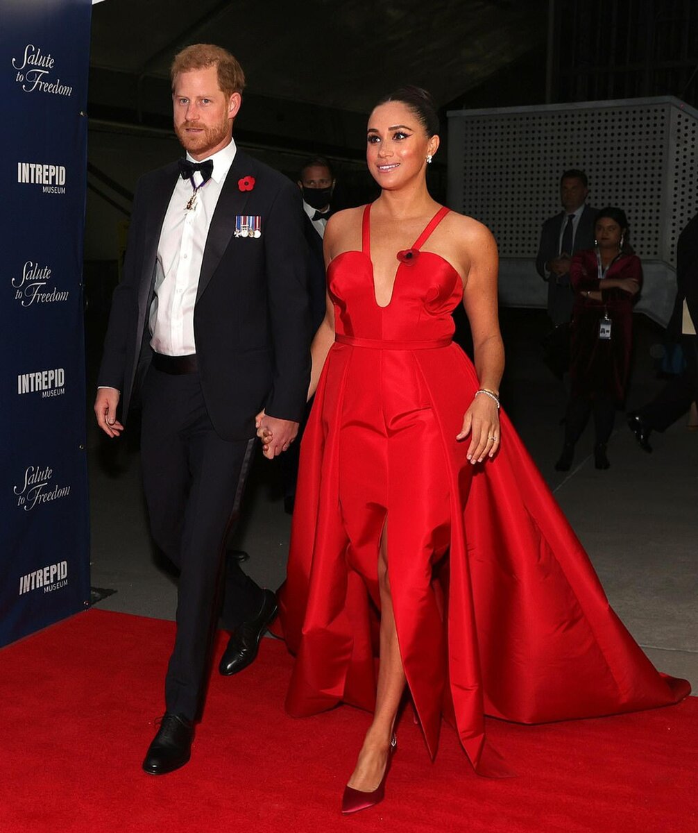    Впервые красное платье Carolina Herrera Меган надела в 2021 году. Фото: Getty Images
