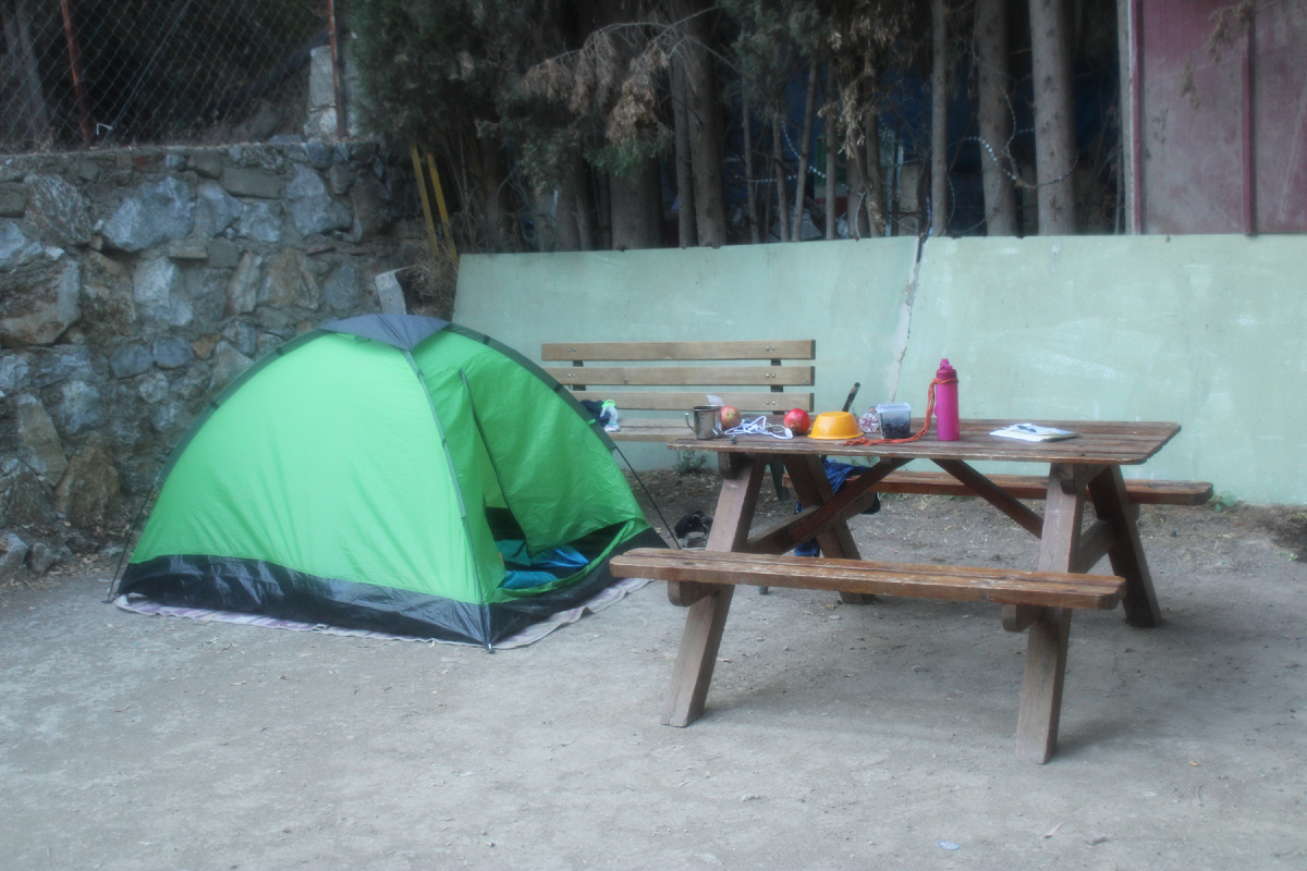 Месяц прожил вот в этой палатке