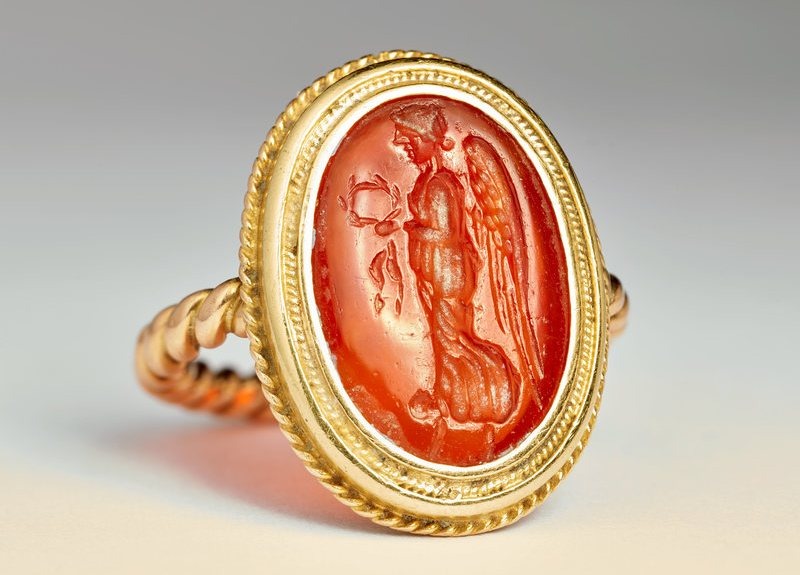 Кольцо, которое Зигмунд Фрейд подарил своей дочери Анне, сейчас выставлено в Музее Израиля. Она видела в нем символ отцовской любви.