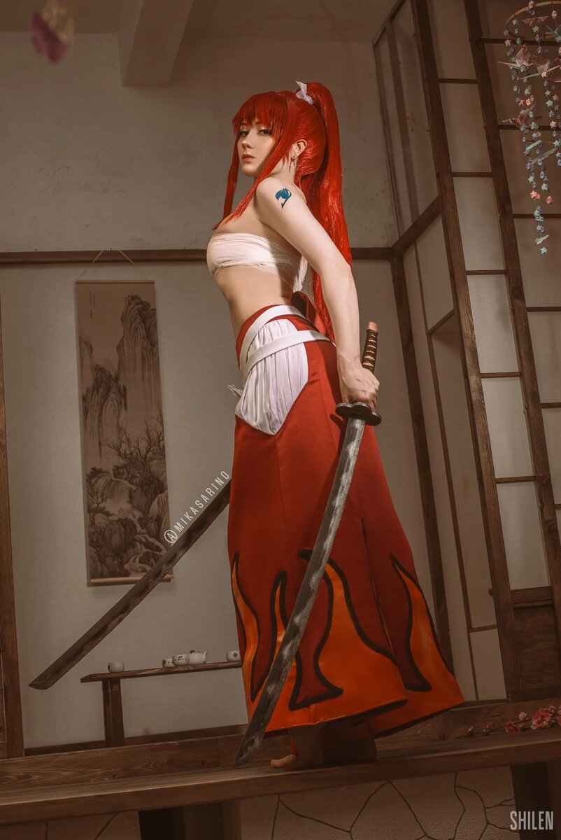 Косплей на Эрзу Скарлетт из аниме «Хвост Феи». Косплеер: Mikasa Rino. Фотограф: Shilen. Источник: vk.com/mikasarino   📷