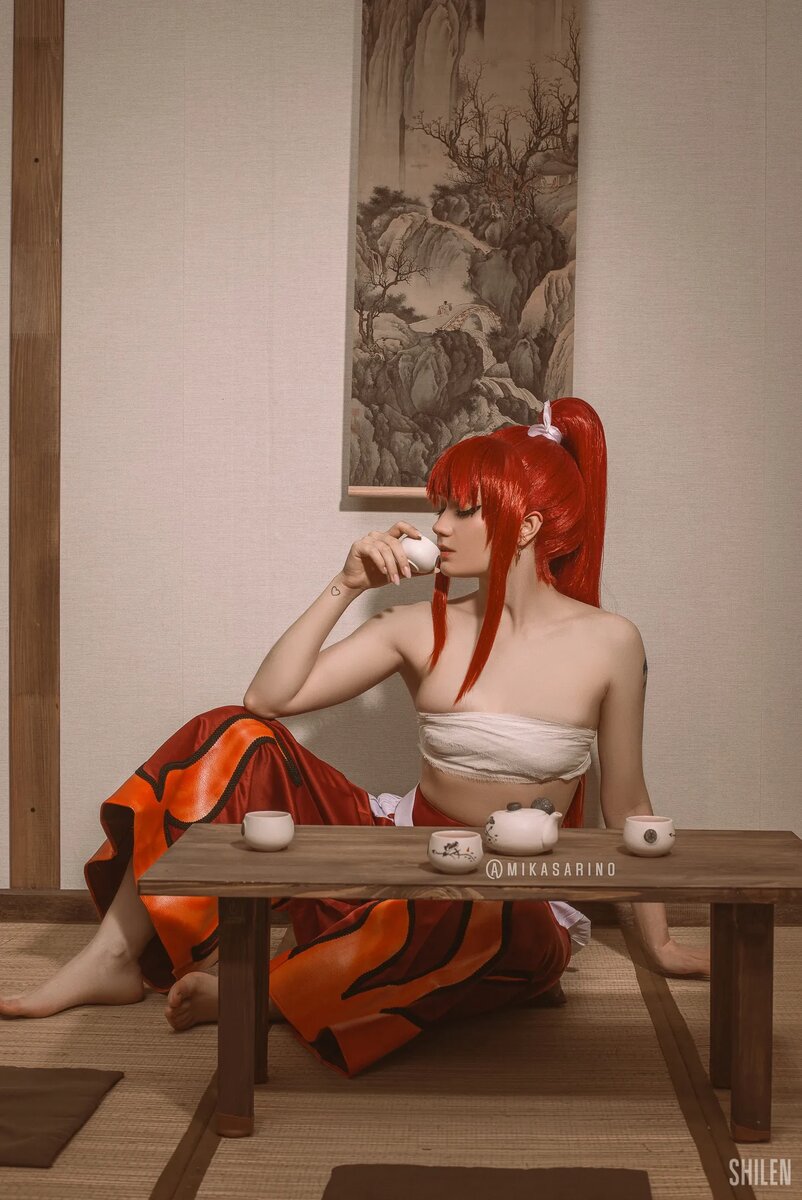 Косплей на Эрзу Скарлетт из аниме «Хвост Феи». Косплеер: Mikasa Rino. Фотограф: Shilen. Источник: vk.com/mikasarino   📷