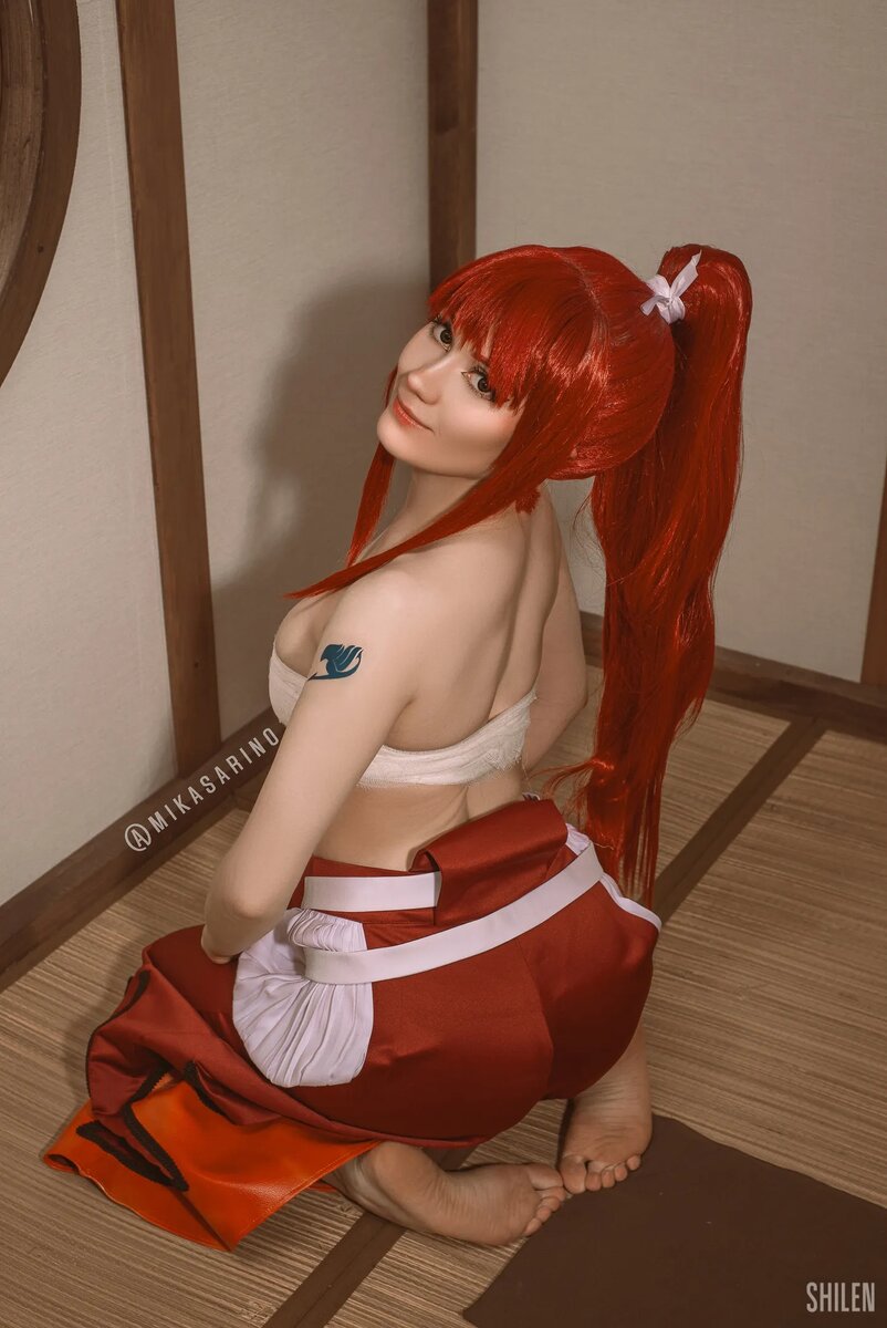 Косплей на Эрзу Скарлетт из аниме «Хвост Феи». Косплеер: Mikasa Rino. Фотограф: Shilen. Источник: vk.com/mikasarino   📷