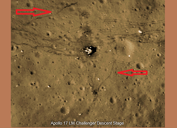 Снимок зонда LRO посадочного модуля "Аполлон-17" (цвет изменён автором с ч/б изображения). На модуле никогда не было взлётной ступени, а лишь грузовой отсек, фото со следами лунного ровера, но никак не ног астронавтов. Стрелками показаны якобы следы астронавтов, которые не могут быть таковыми, если только не ходить след в след, чего, конечно, не было, тем более в условиях другой гравитации. Потому это явно следы движения каких-то механизмов.