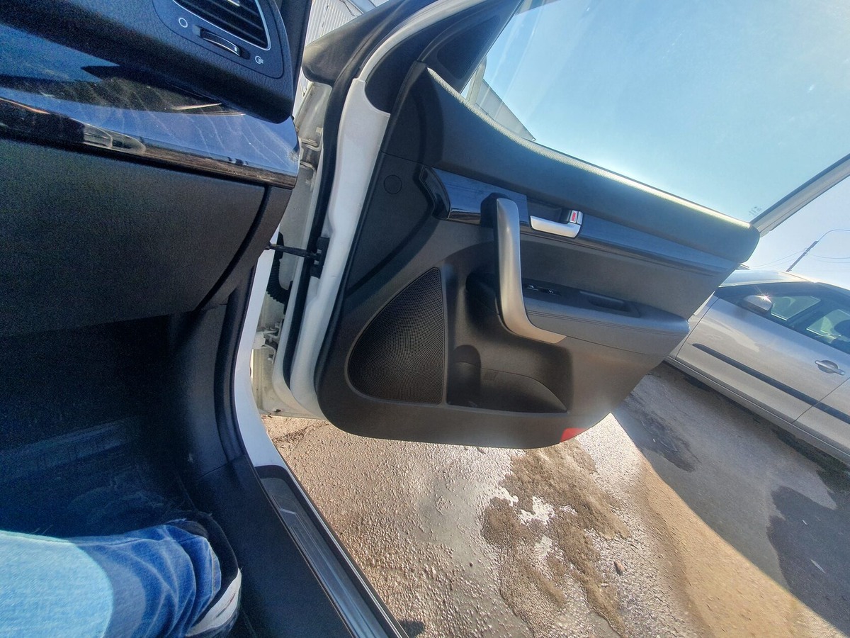 расположение мидбаса внизу двери, а в уголках зеркал достаточно крупное место для установки ВЧ динамика, что в случае установки двух полоски экономит бюджет на инсталл