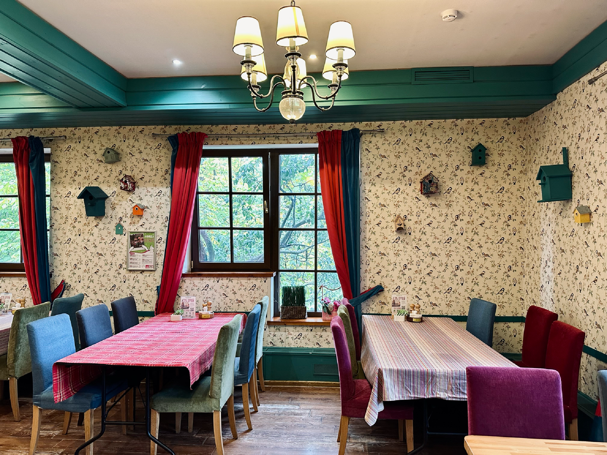 На второй этаж в основном идут те, кто хочет посидеть подольше, пока дети играют.