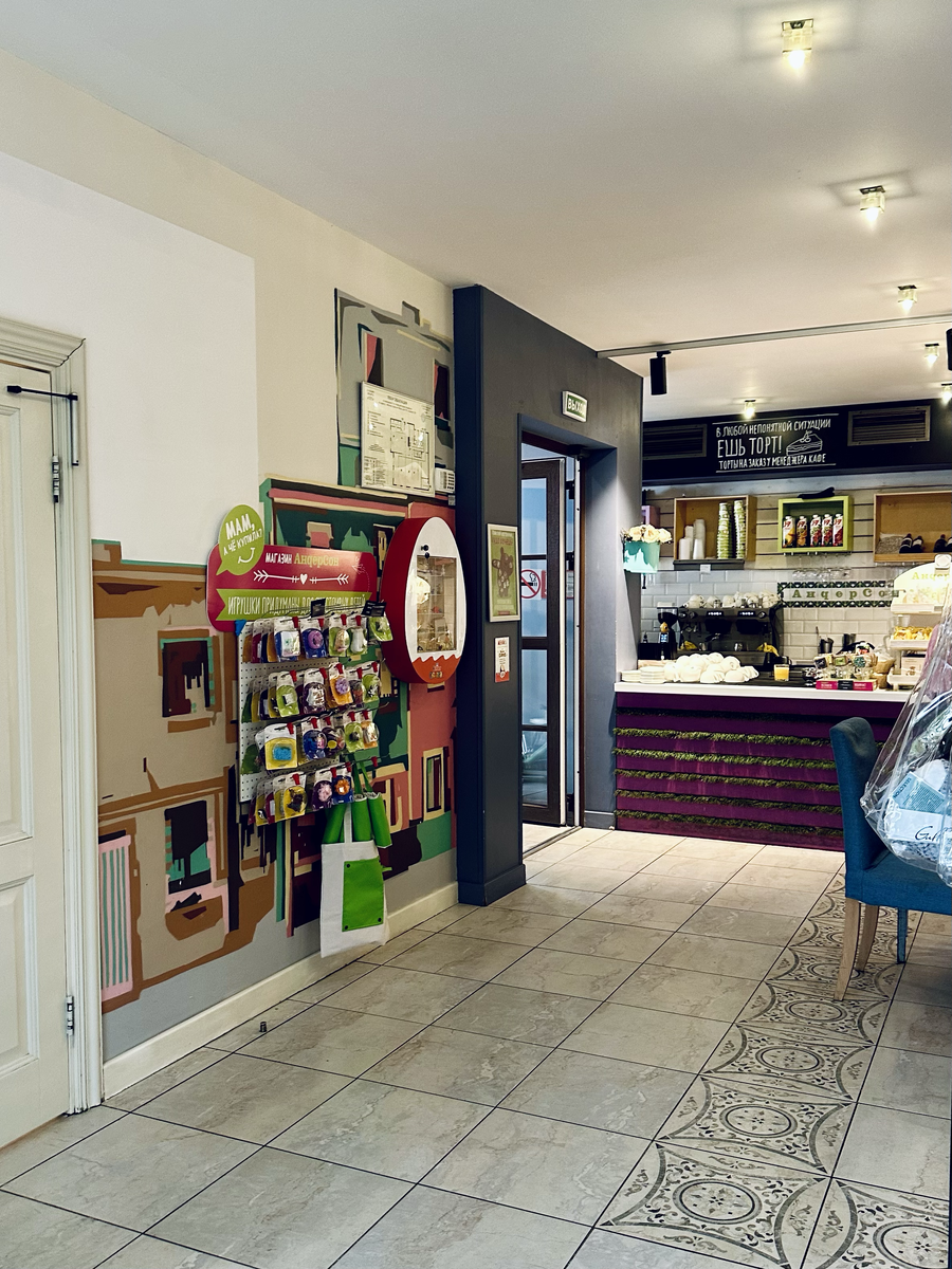 На первом этаже можно купить фирменный мерч, взять кофе с собой и десерты.