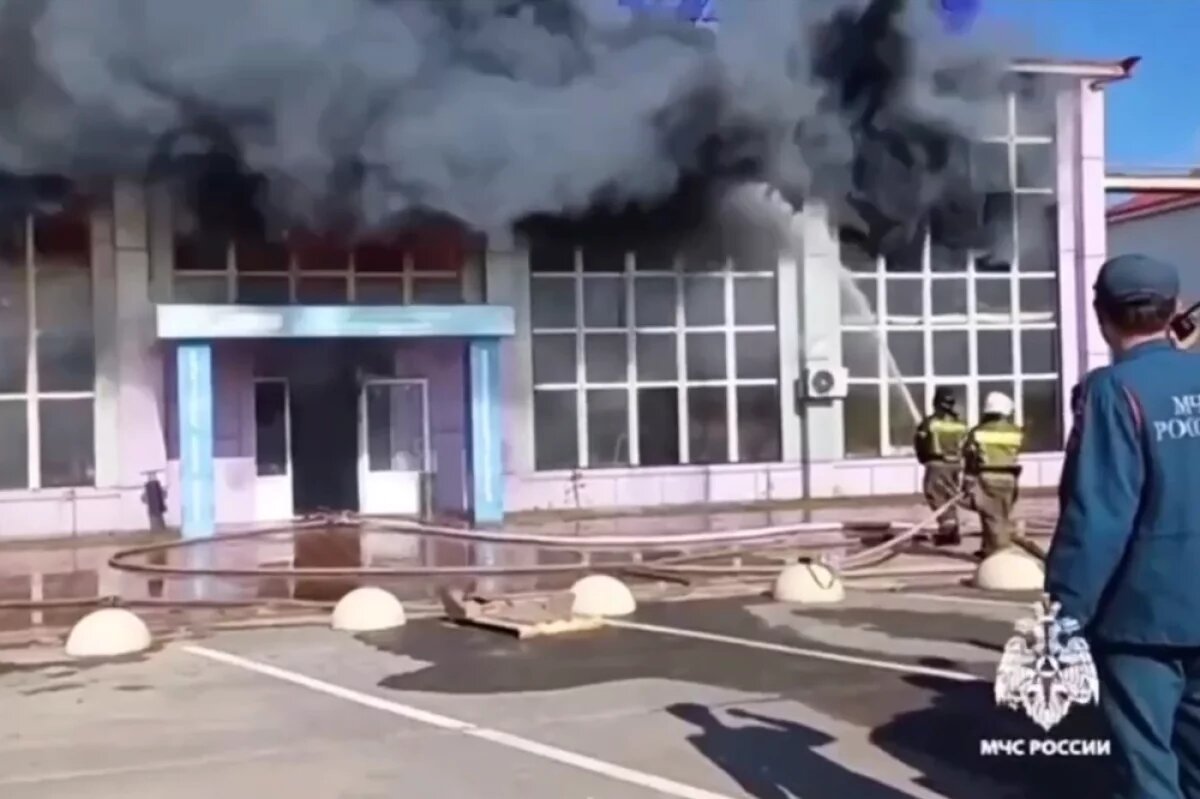    Крупный пожар в торговом комплексе Каспийска локализовали на 700 кв. метрах