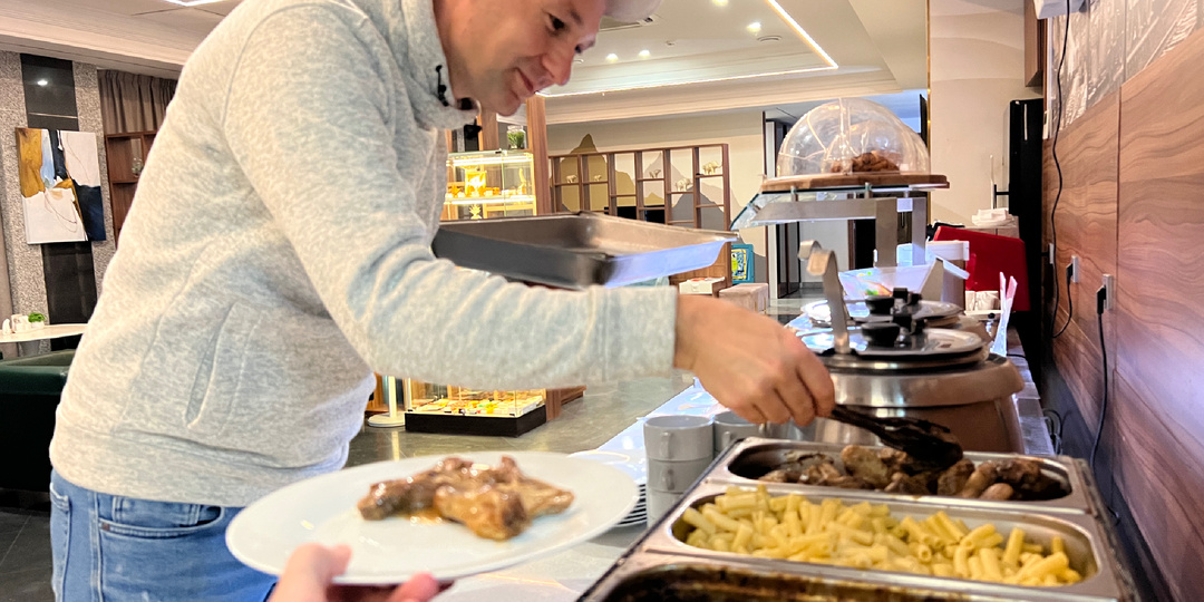 РЖД: Чем кормят в бизнес-зале и стоит ли туда идти. Шведский стол на вокзале в Москве (показываю)