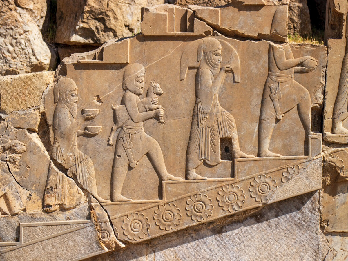 Сам Шираз возник во втором тысячелетии до нашей эры. Персы пришли на эти земли в VI веке до н.э. вместе с династией Ахеменидов. Источник: Аndre Сhipurenko / 4Wue5DQnxSw-unsplash