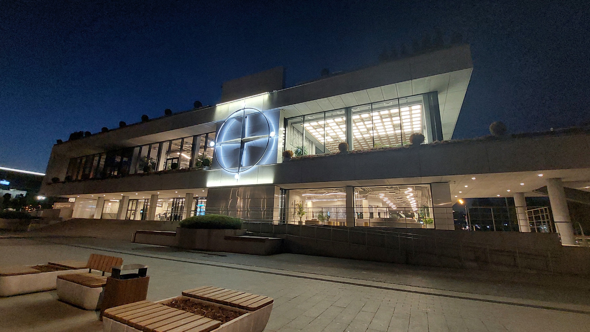 Вечернее здание вокзала со стороны набережной