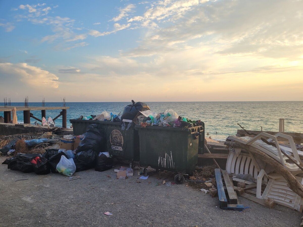 Это непотребство я увидела, гуляя по набережной в Новой Гагре