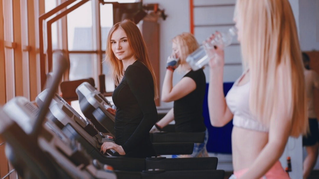 Регулярные занятия спортом могут помочь вам обрести новых друзей и единомышленников (Фото от Freepik)