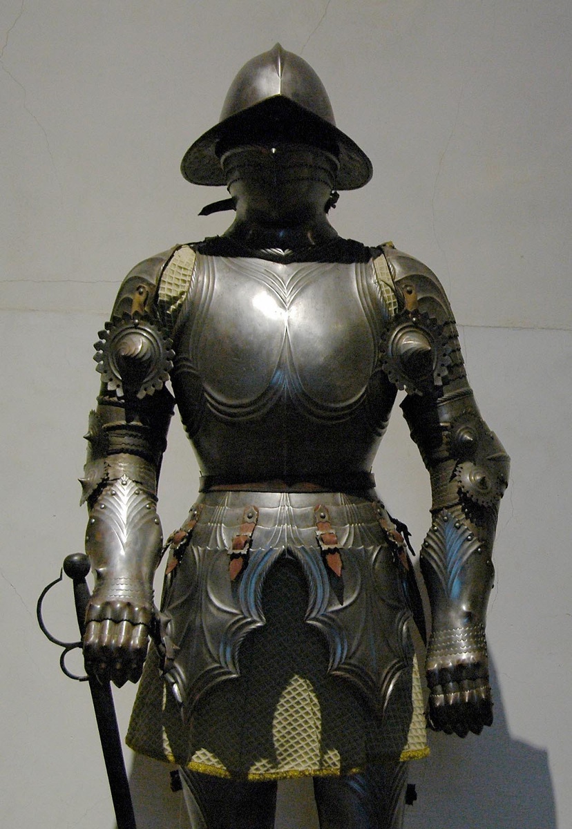 Очень пафосный... новодел 19-го века. Но аутентичного железа и изображений тоже вагон.  Источник: tforum.info