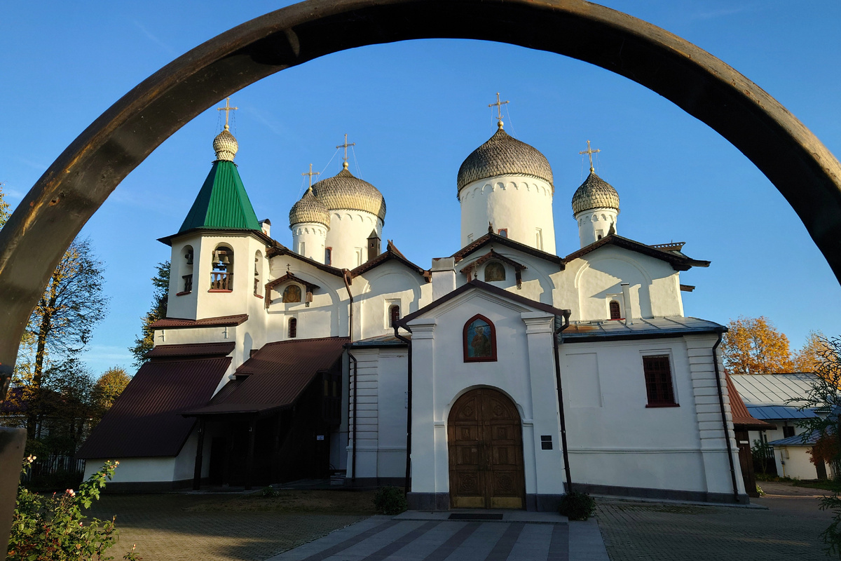 "Сдвоенный" храм апостола Филиппа и Николая Чудотворца. Западный фасад. 10.2024.