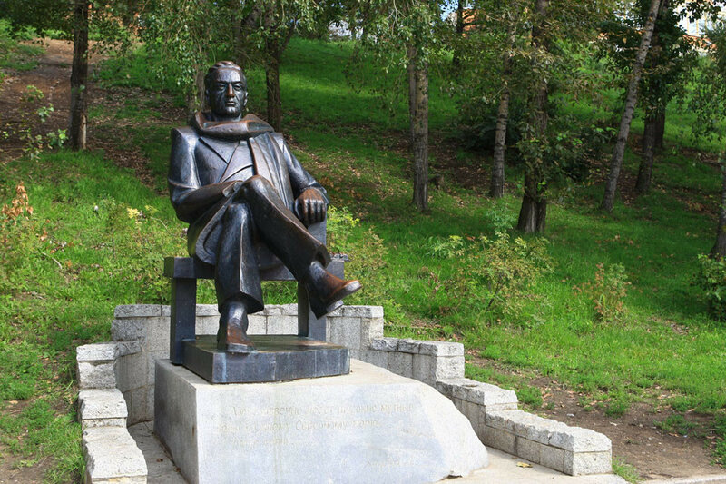 Памятник Николаю Задорнову в Хабаровске. 