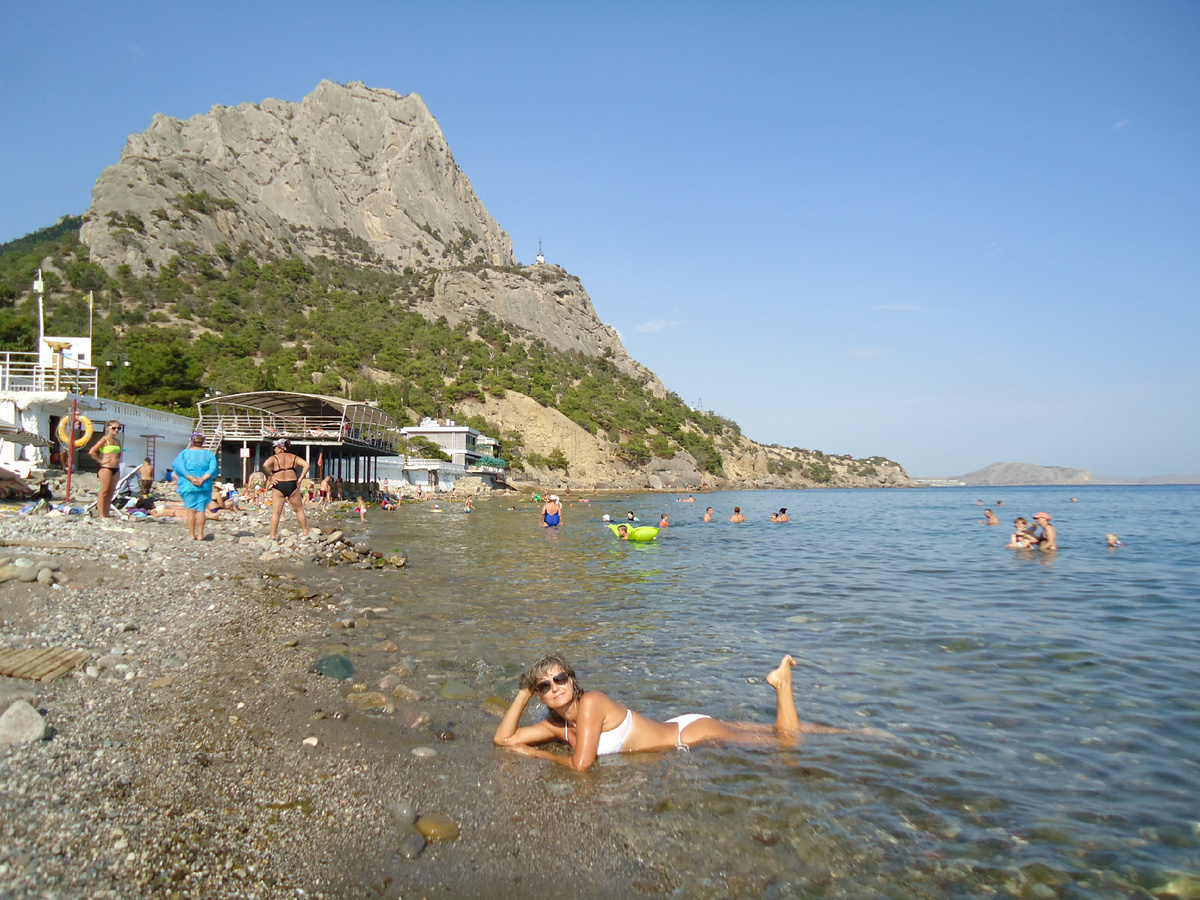 На пляже в Новом Сете, Крым. Слева гора Сокол (или Куш-Кая).