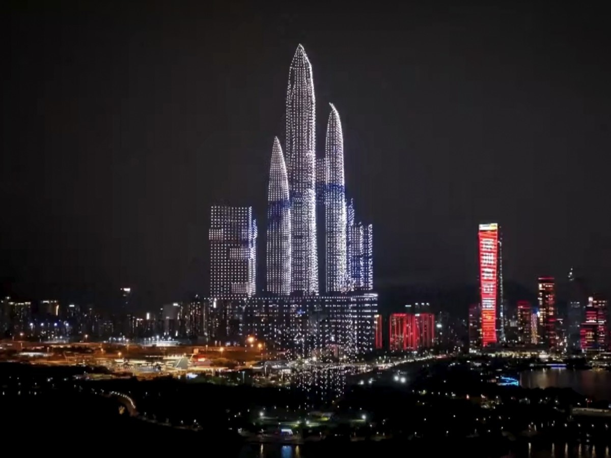    Свыше 10 тысяч квадрокоптеров превратили в летающий 3D-экран [ВИДЕО]