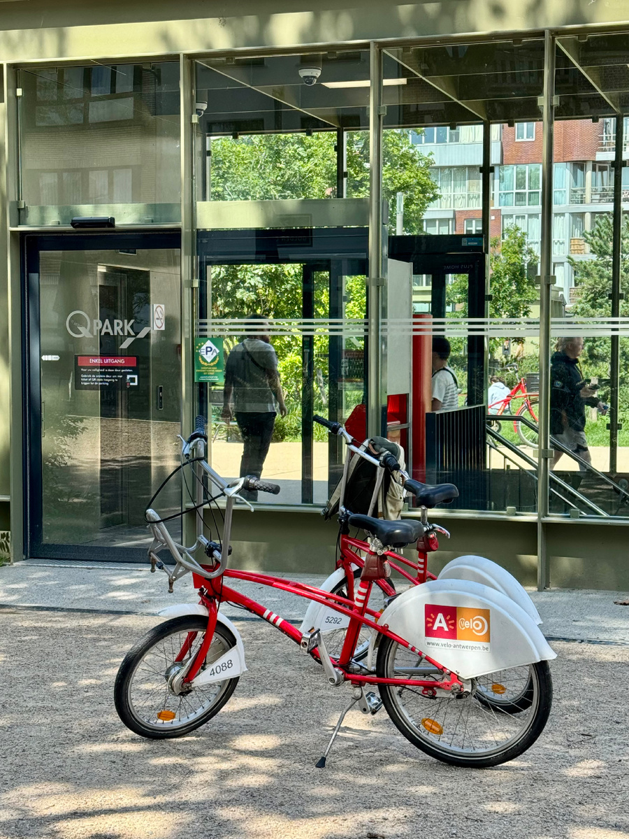 Стойки Velo Antwerpen вы легко узнаете по красно-белым великам. 