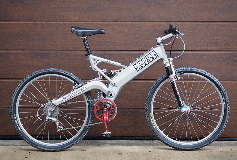 Горный велосипед на раме San Andreas R-series, изготовленной американской компанией Mountain Cycle в 1994 году. Из коллекции Веломузея Андрея Мятиева.