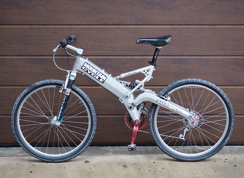 Горный велосипед на раме San Andreas R-series, изготовленной американской компанией Mountain Cycle в 1994 году. Из коллекции Веломузея Андрея Мятиева.
