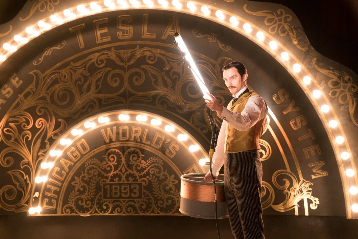 Кадры из фильма «Война токов» в роли Теслы Николас Холт