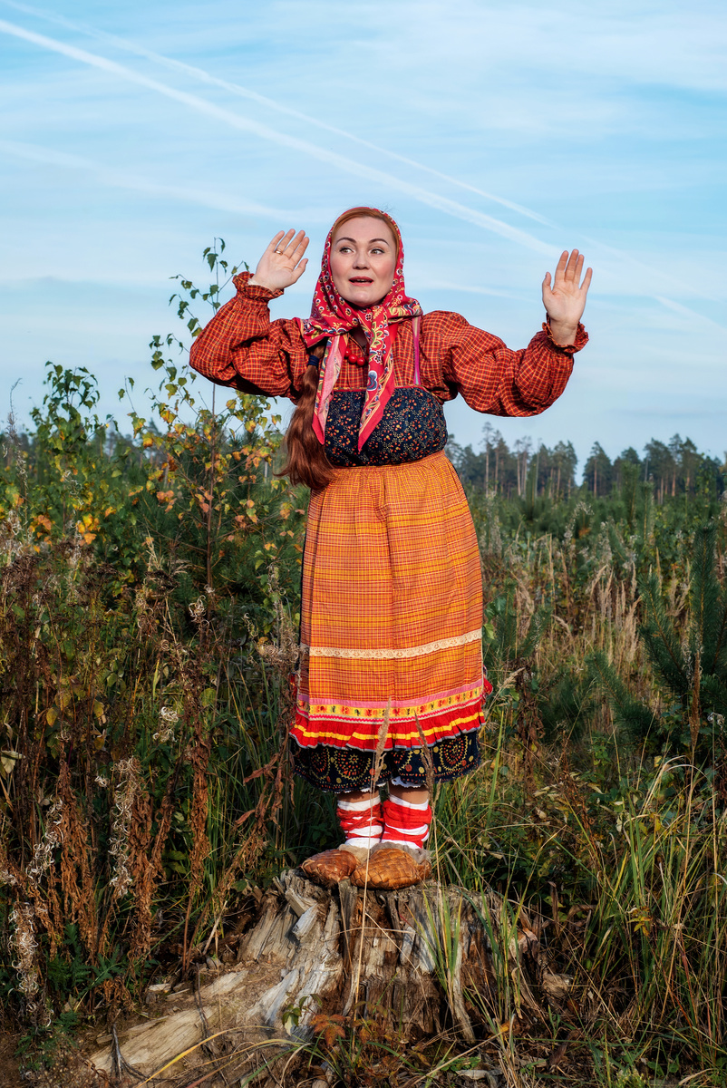             С Ираиды начиналась настоящая холодная осень. 

Хозяйки в этот день готовили особое блюдо — наливушки. Для этого толкли вареный картофель, сдабривали его яйцами и молоком, наливали смесь на ржаную лепешку, заворачивая ее края, а после пекли в печи. Запах свежевыпеченного теста наполнял дома, создавая атмосферу уюта и тепла, несмотря на пронизывающий ветер за окном. 


           Собираясь за столом, семья делилась новостями и воспоминаниями, а старшее поколение рассказывало о том, как они, будучи молодыми, собирали урожай. 

            Наливушки, поданные с чуть подрумяненной корочкой, были сытным наслаждением, в каждой порции таилась история, передаваемая из поколения в поколение. Осень, с её хмурыми днями, приносила не только холод, но и тепло семейного уюта, напоминая о том, что в единстве и традициях живёт подлинная сила.