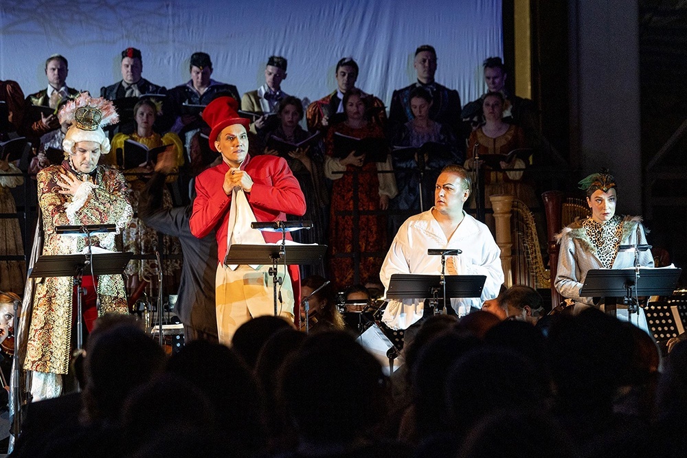    Из-за условности пространства вся театральность оперы была сосредоточена в роскошных костюмах. / Елена Лапина