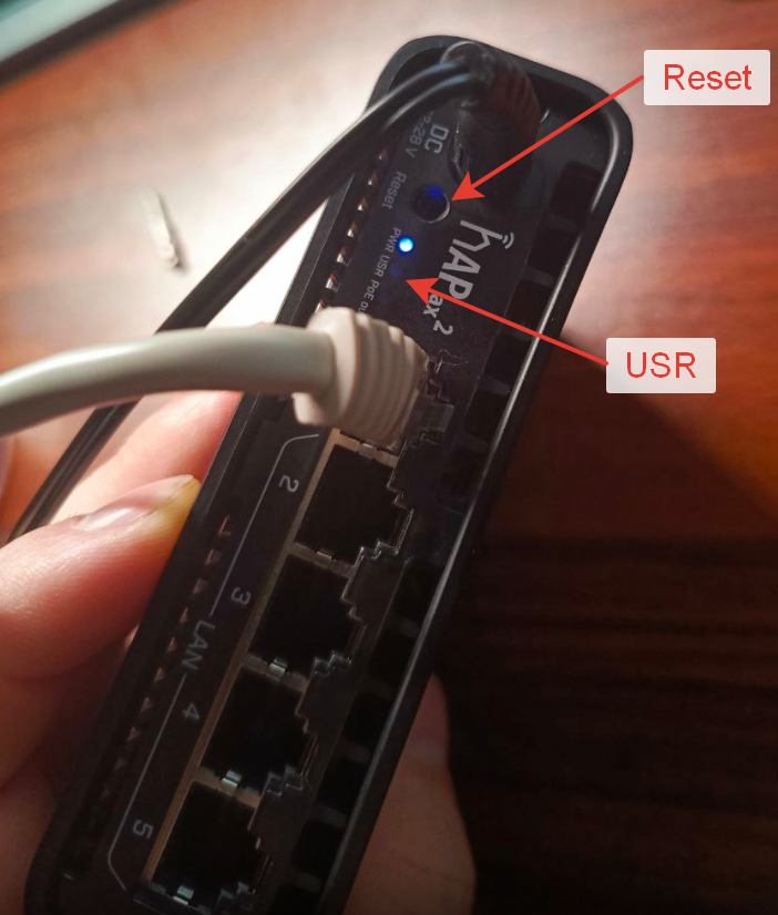 Как выполнить сброс до заводских настроек показан на картинке и в описание выше.