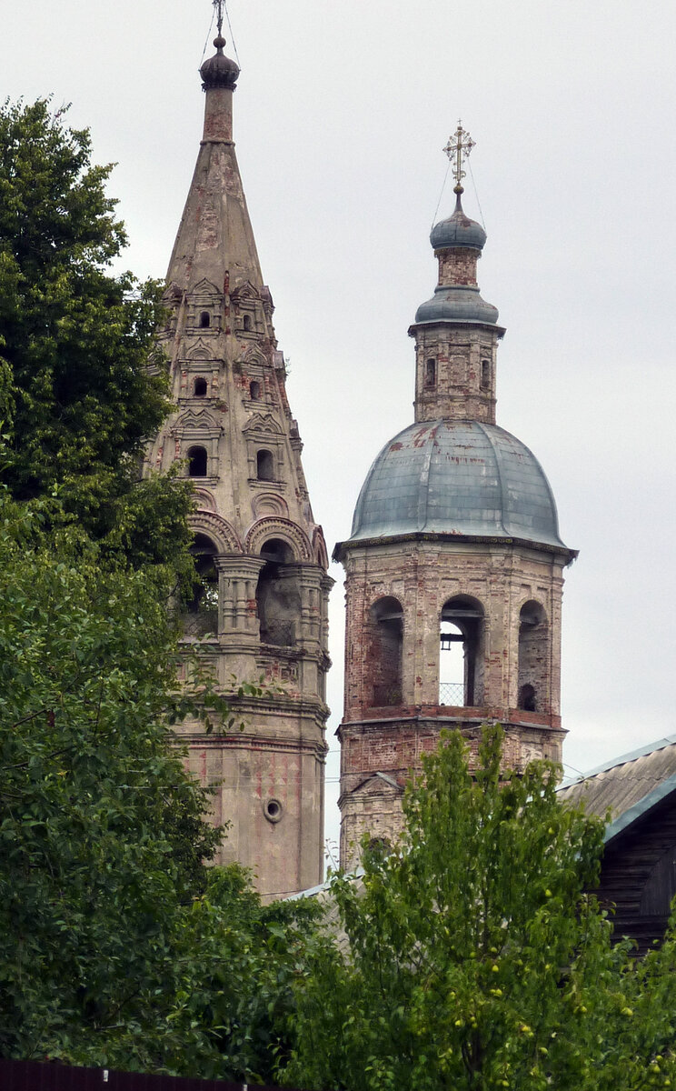 Два стиля: колокольни Воскресенской церкви (шатровая) и Троицкого собора. Осташков. Тверская область