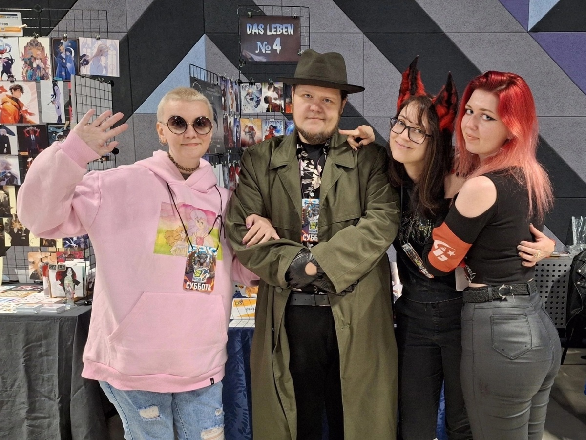 Да, странная женщина в розовом худаке и импозантный нуарный детектив - это я и мой супруженька. 