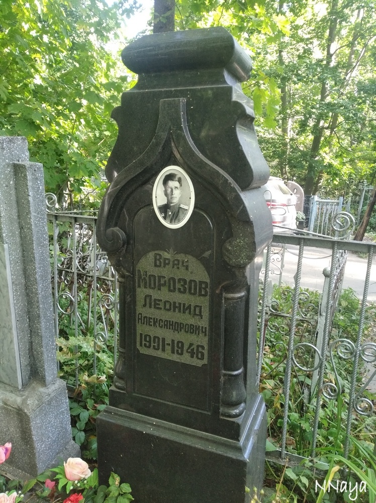 Типичный пример повторного использования каменного надгробия.