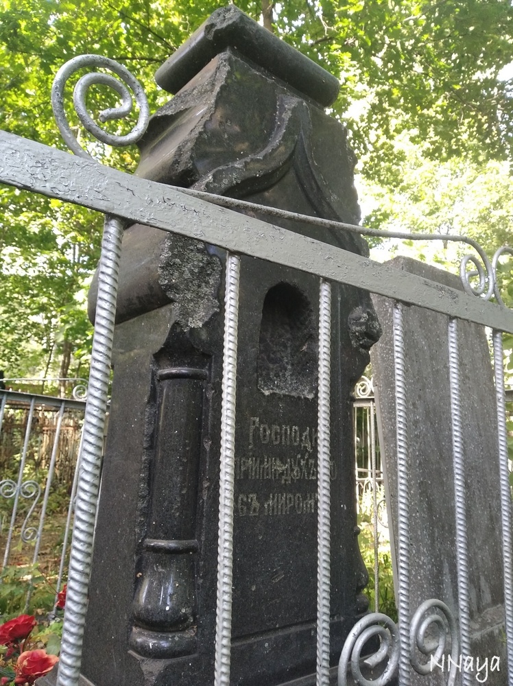 Обратная сторона памятника. Ниша - место для лампадки/свечи или иконы.