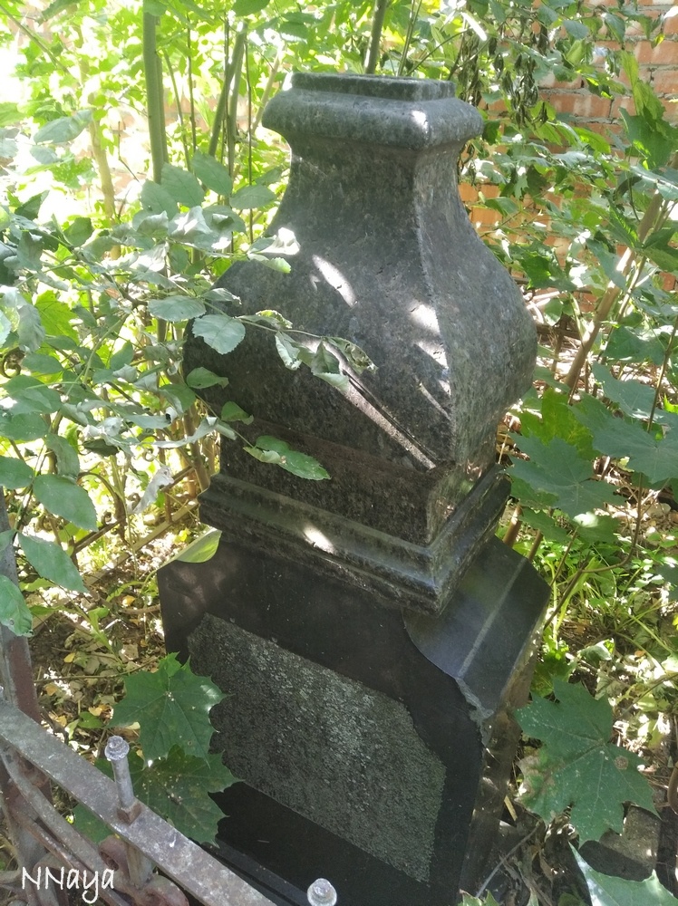 Зачастую у такого рода памятников наверху имелся крест. 