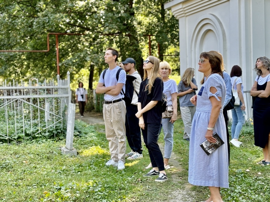 Юлия Орлова рассказывает увлекательную историю Лазаревского некрополя