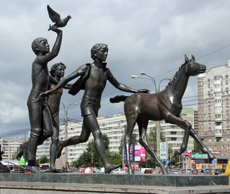 у метро Пионерская