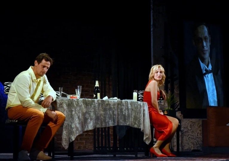     Алексей - Дмитрий Еременко, Женя - Юлия Островская